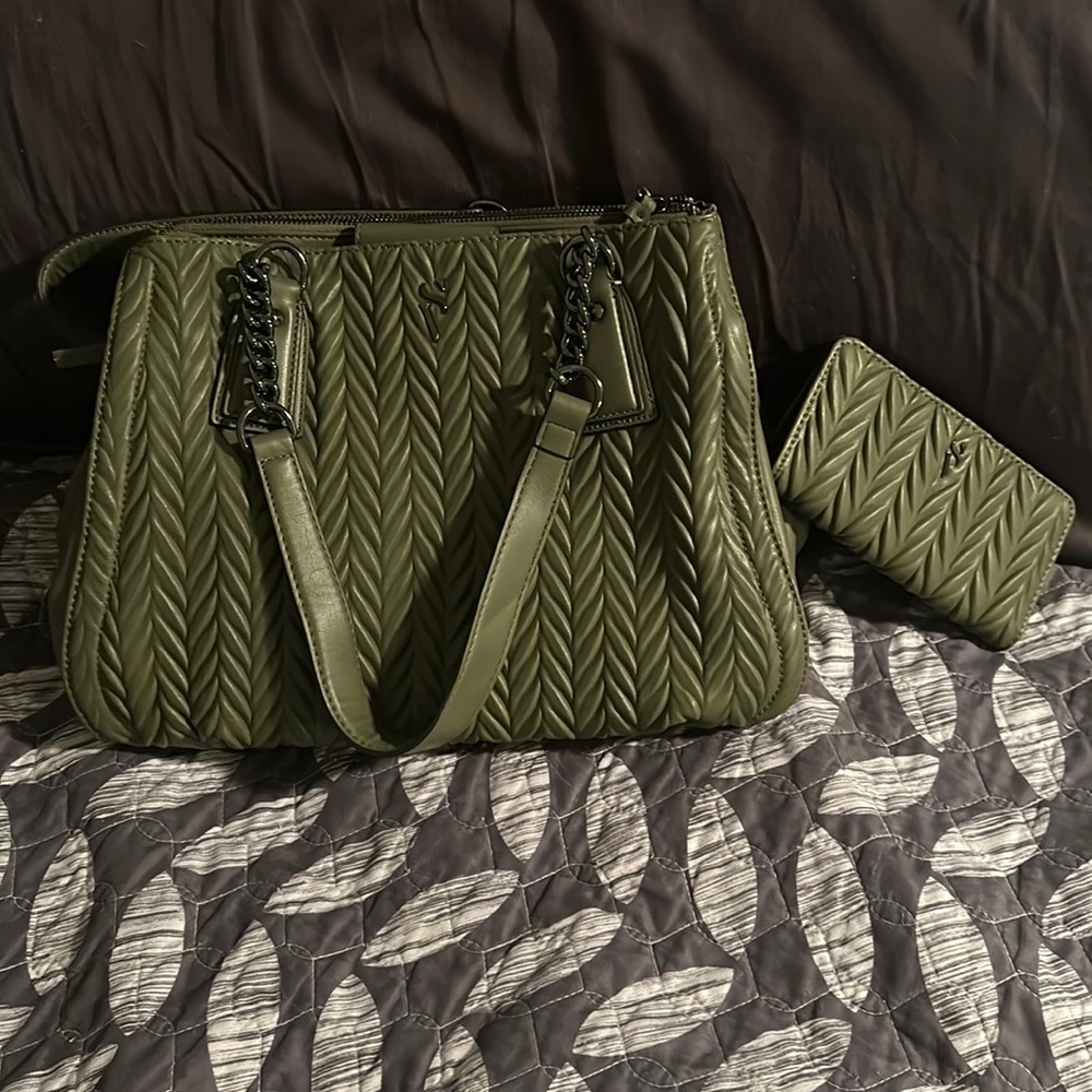 Vera Wang handbag and wallet combo! New without tags.